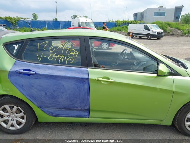 12629989 :رقم المزاد ، KMHCT5AE4CU049142 vin ، 2012 Hyundai Accent مزاد بيع