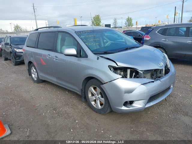 2011 Toyota Sienna Le V6 მანქანა იყიდება აუქციონზე, vin: 5TDKK3DC1BS134296, აუქციონის ნომერი: 12613136