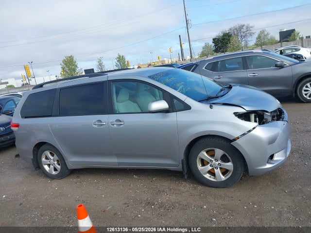 2011 Toyota Sienna Le V6 მანქანა იყიდება აუქციონზე, vin: 5TDKK3DC1BS134296, აუქციონის ნომერი: 12613136