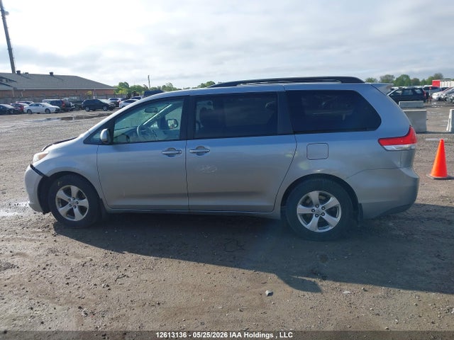 2011 Toyota Sienna Le V6 მანქანა იყიდება აუქციონზე, vin: 5TDKK3DC1BS134296, აუქციონის ნომერი: 12613136