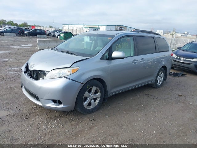 2011 Toyota Sienna Le V6 მანქანა იყიდება აუქციონზე, vin: 5TDKK3DC1BS134296, აუქციონის ნომერი: 12613136