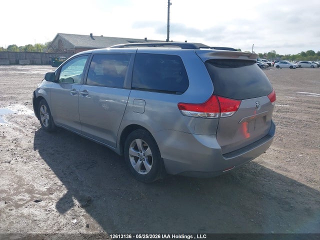 2011 Toyota Sienna Le V6 მანქანა იყიდება აუქციონზე, vin: 5TDKK3DC1BS134296, აუქციონის ნომერი: 12613136