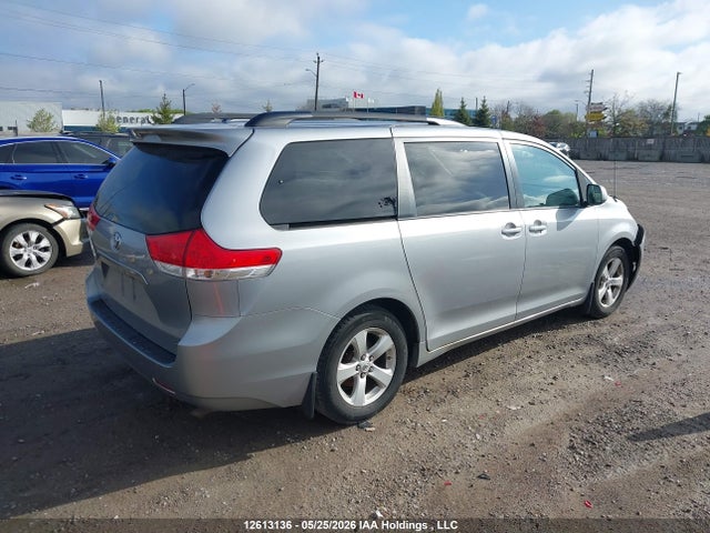 2011 Toyota Sienna Le V6 მანქანა იყიდება აუქციონზე, vin: 5TDKK3DC1BS134296, აუქციონის ნომერი: 12613136