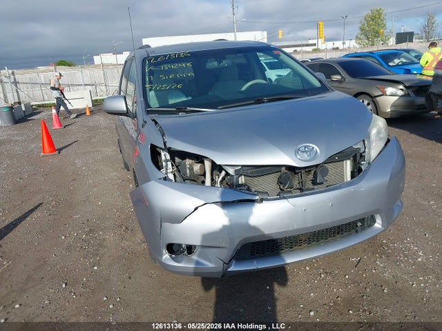 2011 Toyota Sienna Le V6 მანქანა იყიდება აუქციონზე, vin: 5TDKK3DC1BS134296, აუქციონის ნომერი: 12613136