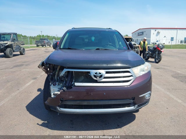 2013 Toyota Highlander V6 მანქანა იყიდება აუქციონზე, vin: 5TDBK3EH4DS195848, აუქციონის ნომერი: 12631191