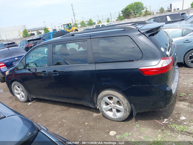 2017 Toyota Sienna Le 8 Passenger მანქანა იყიდება აუქციონზე, vin: 5TDKZ3DC5HS871974, აუქციონის ნომერი: 12631457