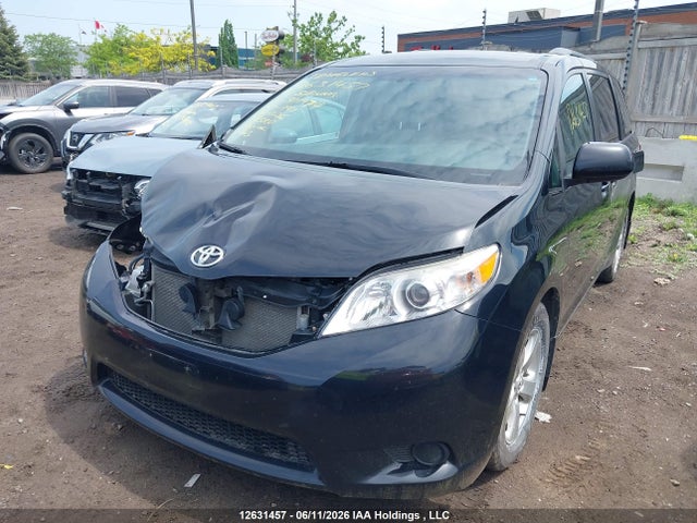 2017 Toyota Sienna Le 8 Passenger მანქანა იყიდება აუქციონზე, vin: 5TDKZ3DC5HS871974, აუქციონის ნომერი: 12631457