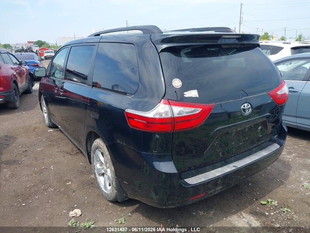 2017 Toyota Sienna Le 8 Passenger მანქანა იყიდება აუქციონზე, vin: 5TDKZ3DC5HS871974, აუქციონის ნომერი: 12631457