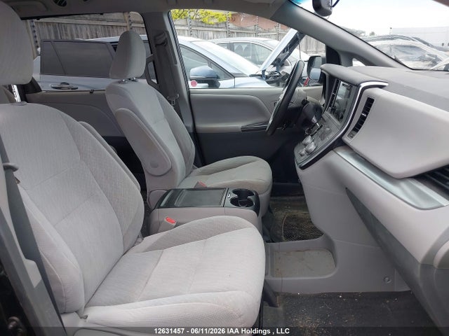 2017 Toyota Sienna Le 8 Passenger მანქანა იყიდება აუქციონზე, vin: 5TDKZ3DC5HS871974, აუქციონის ნომერი: 12631457