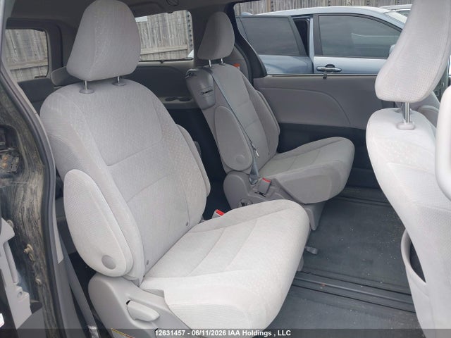 2017 Toyota Sienna Le 8 Passenger მანქანა იყიდება აუქციონზე, vin: 5TDKZ3DC5HS871974, აუქციონის ნომერი: 12631457