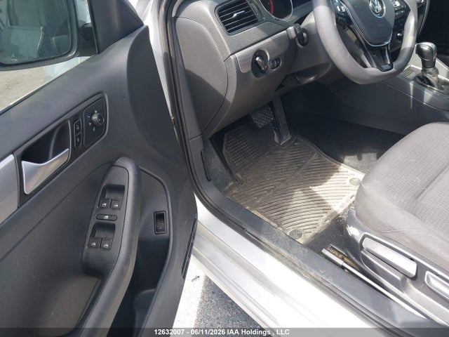 Продажа на аукционе авто 2015 Volkswagen Jetta 2.0l Trendline/2.0l Trendline+, vin: 3VW2K7AJ8FM330135, номер лота: 12632007