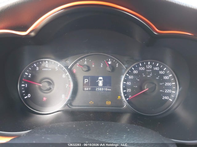 12632283 :رقم المزاد ، KNAHU8A39F7087327 vin ، 2015 Kia Rondo مزاد بيع