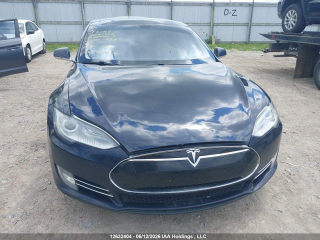 2013 Tesla Model S მანქანა იყიდება აუქციონზე, vin: 5YJSA1DP8DFP07938, აუქციონის ნომერი: 12632404