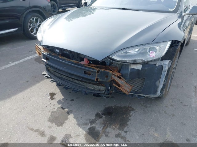 12632861 :رقم المزاد ، 5YJSA1H18EFP35620 vin ، 2014 Tesla Model S مزاد بيع