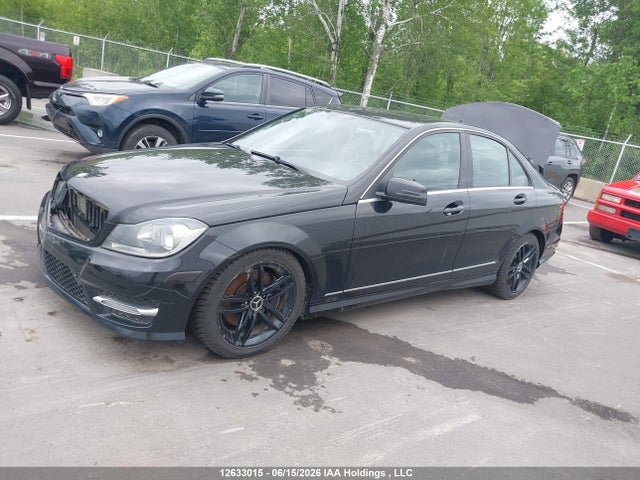 2013 Mercedes-benz C 300 4matic მანქანა იყიდება აუქციონზე, vin: WDDGF8AB3DA812913, აუქციონის ნომერი: 12633015