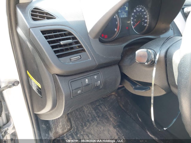 KMHCT5AE0FU219680 Hyundai ACCENT SE