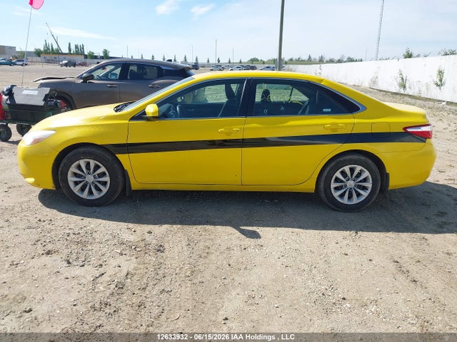 12633932 :رقم المزاد ، 4T1BF1FK3GU613802 vin ، 2016 Toyota Camry Le مزاد بيع
