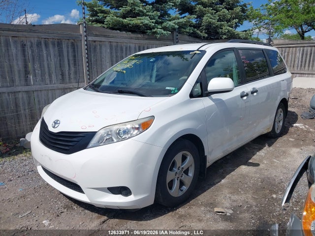 Toyota Sienna 2014 5TDZK3DC5ES463750 Image 2