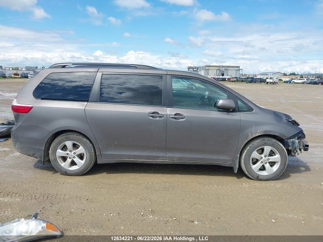 Aukcja sprzedaży 2017 Toyota Sienna Le, vin: 5TDKZ3DC6HS792216, numer aukcji: 12634221