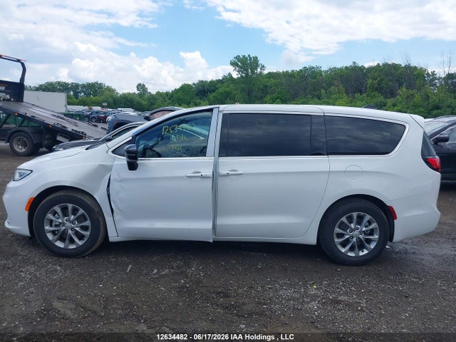 Chrysler Pacifica Limited 2026 2C4RC1GG8TR284429 Image 13