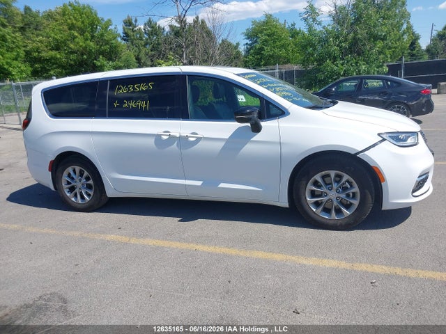 Chrysler Pacifica Limited 2026 2C4RC1GG4TR246941 Image 14