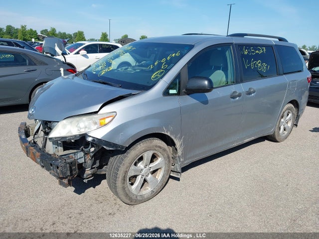 Toyota Sienna 2015 5TDZK3DC1FS628761 Image 2