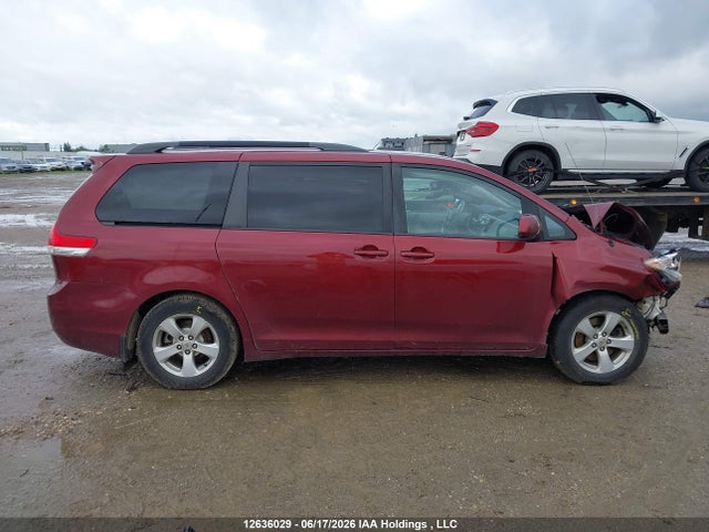2013 Toyota Sienna Le 8 Passenger მანქანა იყიდება აუქციონზე, vin: 5TDKK3DC8DS305757, აუქციონის ნომერი: 12636029