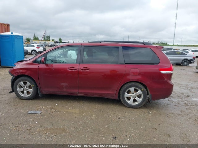 2013 Toyota Sienna Le 8 Passenger მანქანა იყიდება აუქციონზე, vin: 5TDKK3DC8DS305757, აუქციონის ნომერი: 12636029