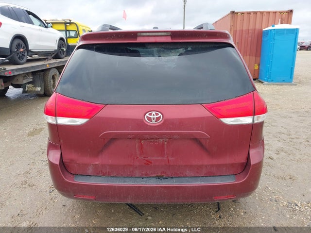 2013 Toyota Sienna Le 8 Passenger მანქანა იყიდება აუქციონზე, vin: 5TDKK3DC8DS305757, აუქციონის ნომერი: 12636029