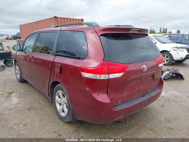2013 Toyota Sienna Le 8 Passenger მანქანა იყიდება აუქციონზე, vin: 5TDKK3DC8DS305757, აუქციონის ნომერი: 12636029