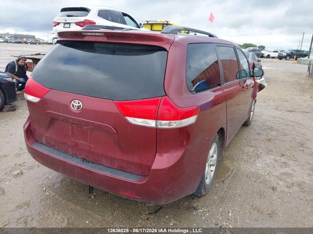 2013 Toyota Sienna Le 8 Passenger მანქანა იყიდება აუქციონზე, vin: 5TDKK3DC8DS305757, აუქციონის ნომერი: 12636029