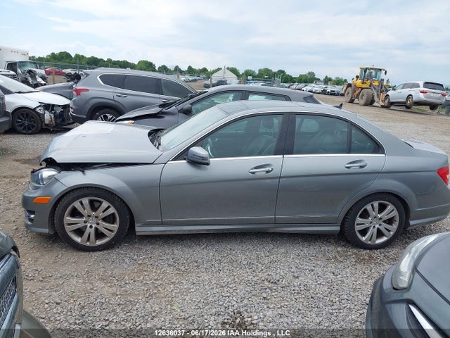 2012 Mercedes-benz C 300 4matic მანქანა იყიდება აუქციონზე, vin: WDDGF8BB7CA725528, აუქციონის ნომერი: 12636037