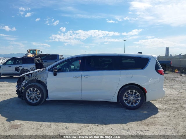 Chrysler Pacifica Limited 2026 2C4RC1GG7TR279044 Image 15