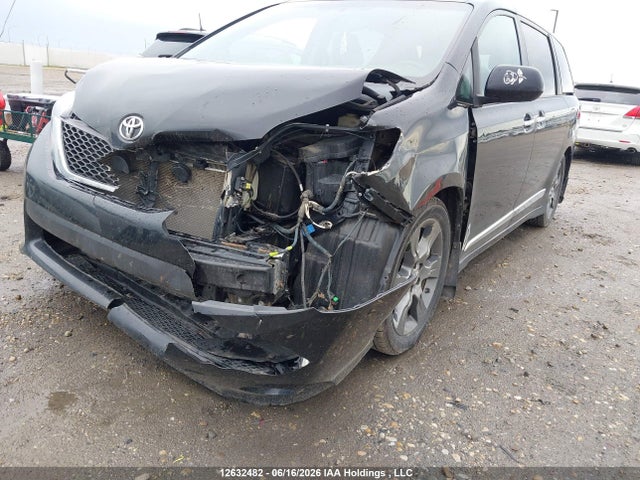 12632482 :رقم المزاد ، 5TDXK3DC7FS598348 vin ، 2015 Toyota Sienna Se 8 Passenger مزاد بيع