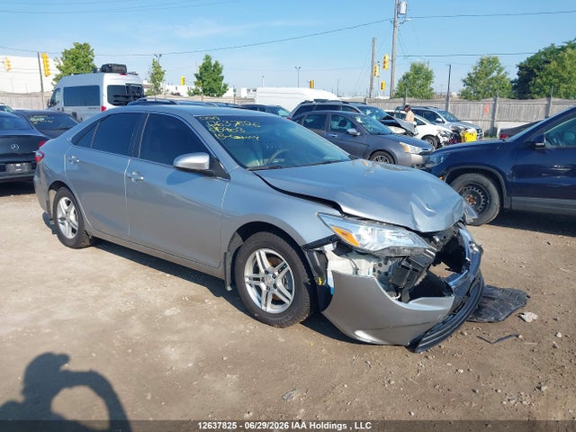 12637825 :رقم المزاد ، 4T1BF1FK3FU015403 vin ، 2015 Toyota Camry Le/xle/se/xse مزاد بيع