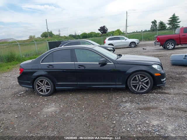 2013 Mercedes-benz C 300 4matic მანქანა იყიდება აუქციონზე, vin: WDDGF8AB0DA823738, აუქციონის ნომერი: 12638045