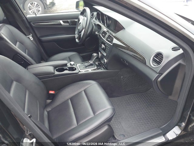 2013 Mercedes-benz C 300 4matic მანქანა იყიდება აუქციონზე, vin: WDDGF8AB0DA823738, აუქციონის ნომერი: 12638045