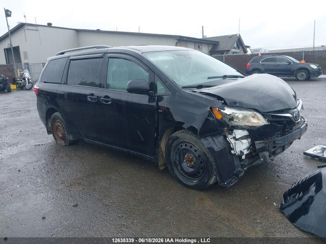 Toyota SIENNA LE 2018 5TDJZ3DC9JS190606 zdjęcie główne