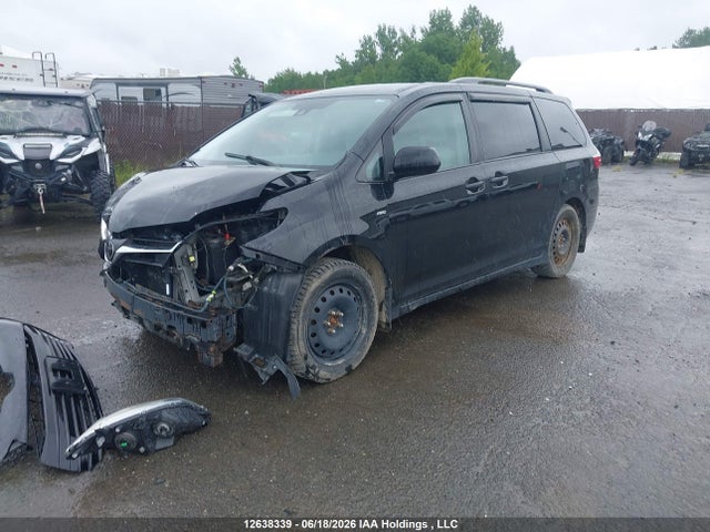 Toyota SIENNA LE 2018 5TDJZ3DC9JS190606 Image 2