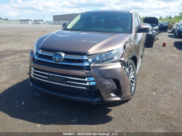 Toyota Highlander 2018 5TDJZRFHXJS877637 Image 2