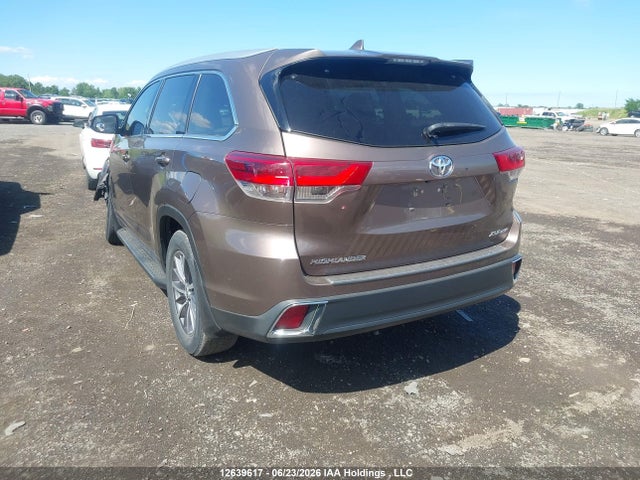 Toyota Highlander 2018 5TDJZRFHXJS877637 Image 3