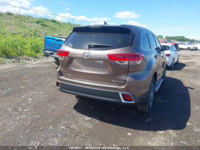 Toyota Highlander 2018 5TDJZRFHXJS877637 Image 4