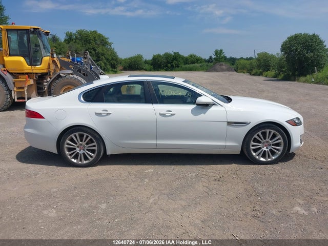SAJBK4BN8HCY51297 Jaguar Xf Prestige