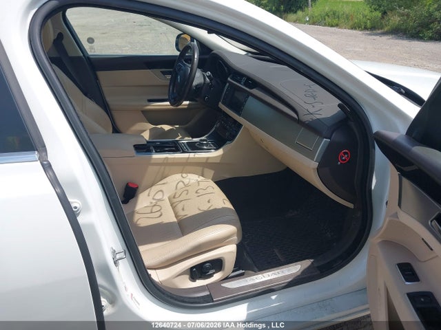 SAJBK4BN8HCY51297 Jaguar Xf Prestige