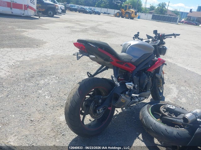 2014 Triumph Motorcycle Street Triple R მანქანა იყიდება აუქციონზე, vin: SMTL03NE2ET610427, აუქციონის ნომერი: 12640833