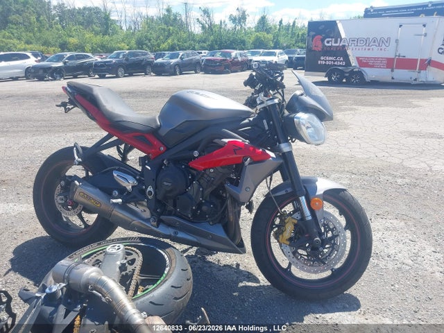 2014 Triumph Motorcycle Street Triple R მანქანა იყიდება აუქციონზე, vin: SMTL03NE2ET610427, აუქციონის ნომერი: 12640833