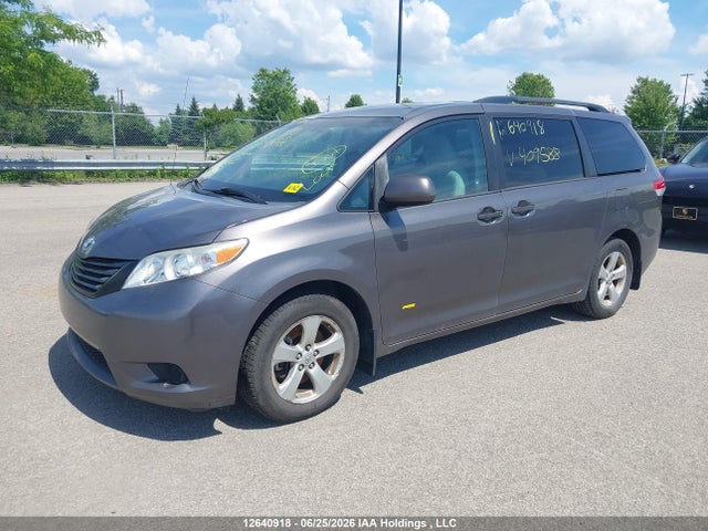 Toyota Sienna 2014 5TDZK3DC5ES409588 Image 2