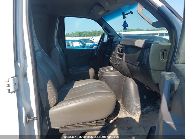 GMC Savana 2500 Work Van 2017 1GTW7AFF3H1121182 Image 5
