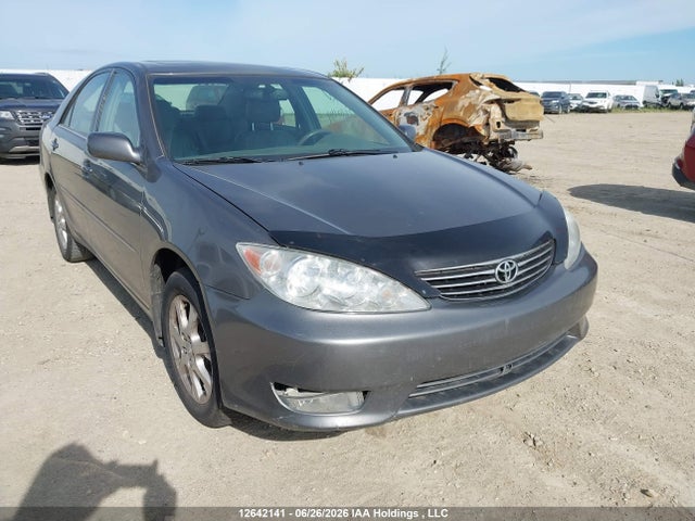2005 Toyota Camry Le V6/xle V6 მანქანა იყიდება აუქციონზე, vin: 4T1BF30KX5U612812, აუქციონის ნომერი: 12642141
