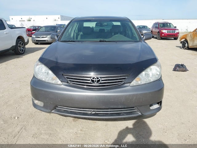 2005 Toyota Camry Le V6/xle V6 მანქანა იყიდება აუქციონზე, vin: 4T1BF30KX5U612812, აუქციონის ნომერი: 12642141